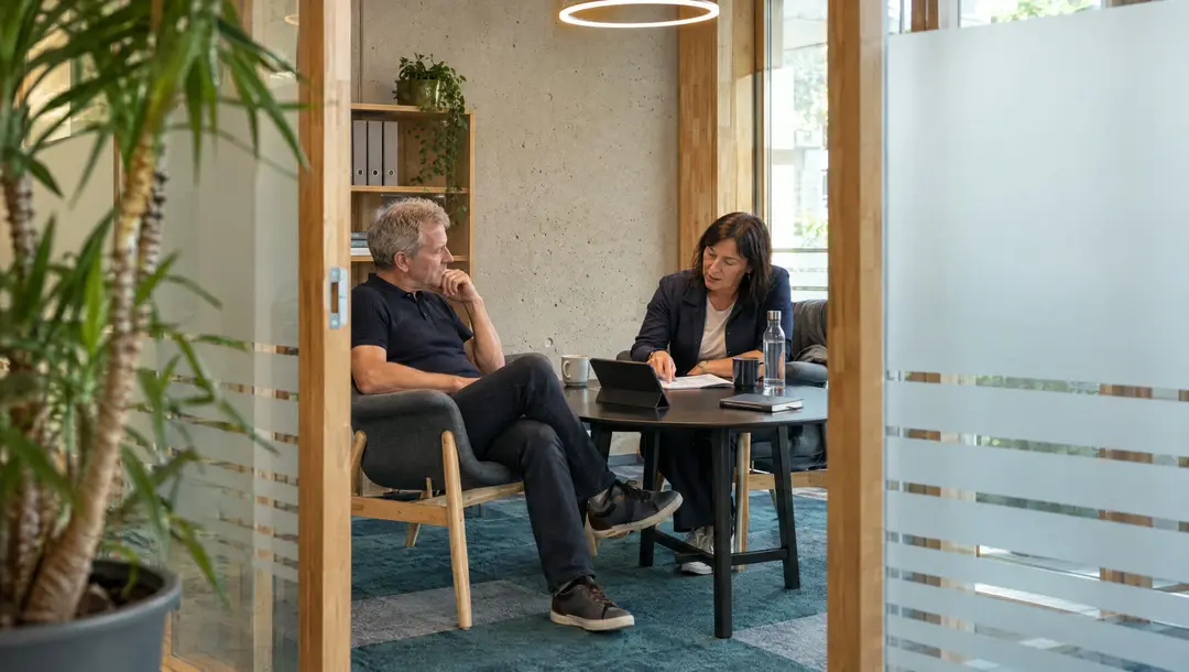 Geschäftsführung im Gespräch am Besprechungstisch