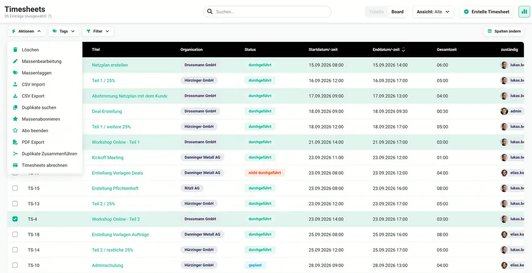 Timesheet-Liste, 35 Einträge, sieben markiert, mit Titel, Organisation, Status, Start- und Endzeit, Gesamtzeit und zuständig; Menü Aktionen geöffnet mit letztem Eintrag „Timesheets abrechnen“