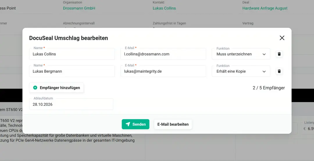 Popup zum Bearbeiten des DocuSeal-Umschlags über dem Auftrag der Drossmann GmbH: Lukas Collins „Muss unterzeichnen“, Lukas Bergmann „Erhält eine Kopie“, „2 / 5 Empfänger“, Ablaufdatum 28.10.2026, Knöpfe „Senden“ und „E-Mail bearbeiten“