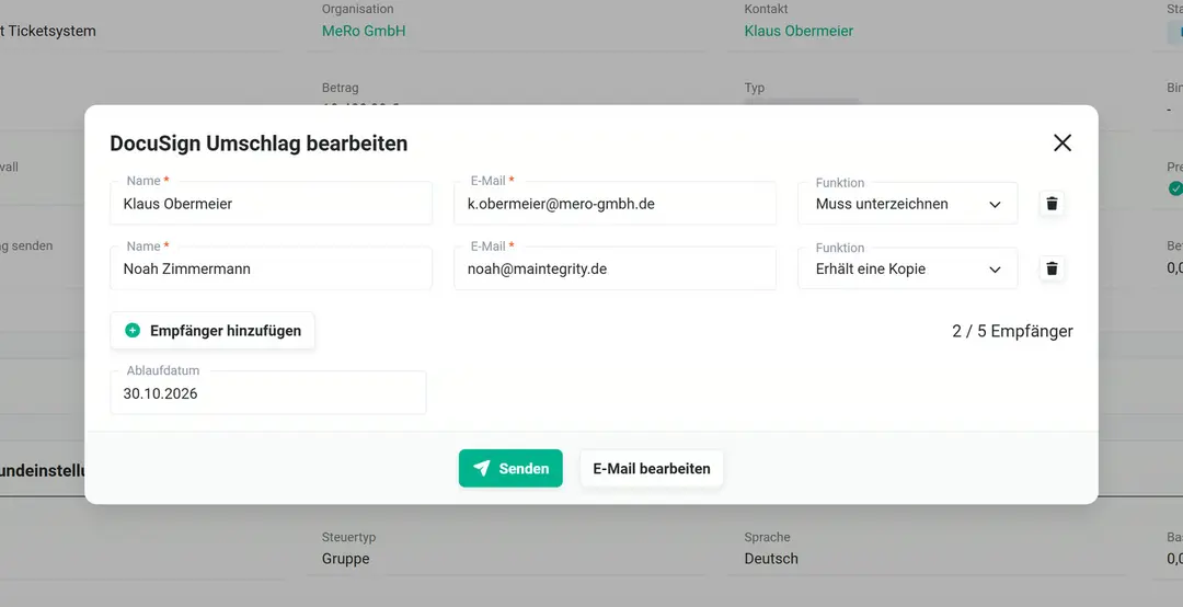 Popup zum Bearbeiten des DocuSign-Umschlags über dem Deal der MeRo GmbH: Klaus Obermeier „Muss unterzeichnen“, Noah Zimmermann „Erhält eine Kopie“, „2 / 5 Empfänger“, Ablaufdatum 30.10.2026, Knöpfe „Senden“ und „E-Mail bearbeiten“