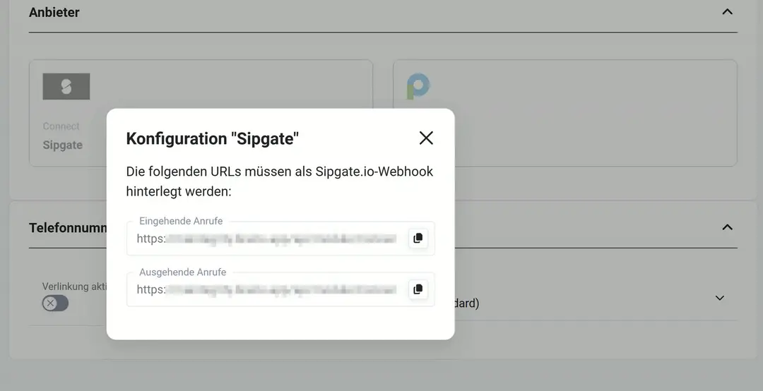Popup „Konfiguration "Sipgate"“ über den Anbieter-Kacheln: Hinweis, dass die folgenden URLs als Webhook bei sipgate.io hinterlegt werden müssen, Felder „Eingehende Anrufe“ und „Ausgehende Anrufe“ mit unkenntlichen URLs und Kopier-Symbol