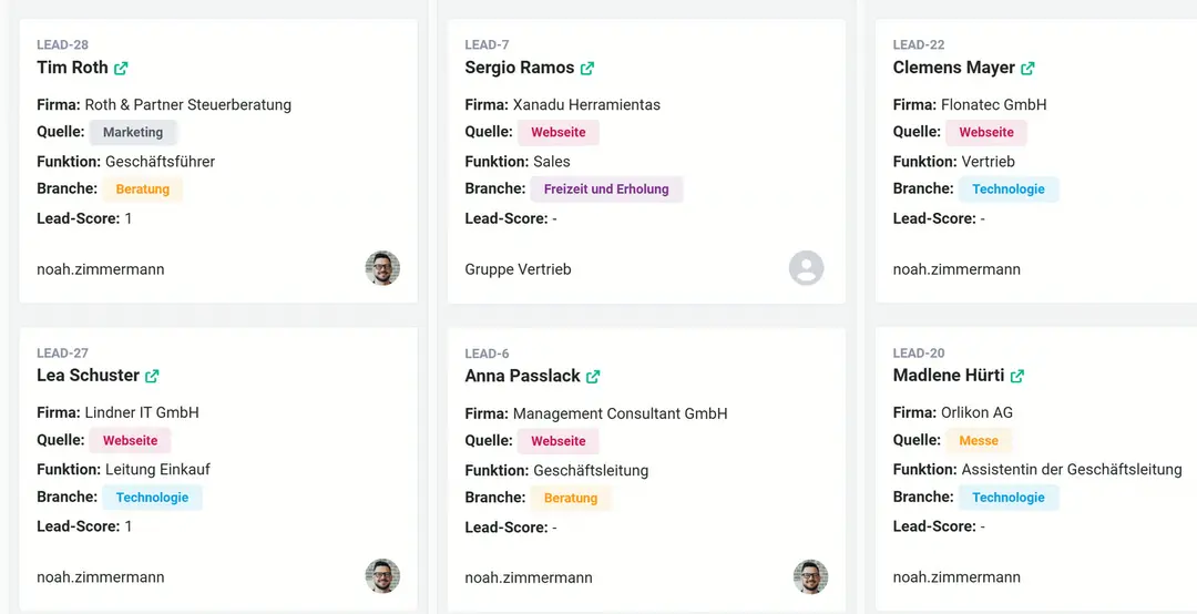 Kartenansicht der Leads mit LEAD-28 Tim Roth (Roth & Partner Steuerberatung, Quelle Marketing, Geschäftsführer, Branche Beratung) und LEAD-27 Lea Schuster (Lindner IT GmbH, Quelle Webseite, Leitung Einkauf, Branche Technologie), beide zuständig noah.zimmermann, daneben weitere Leads